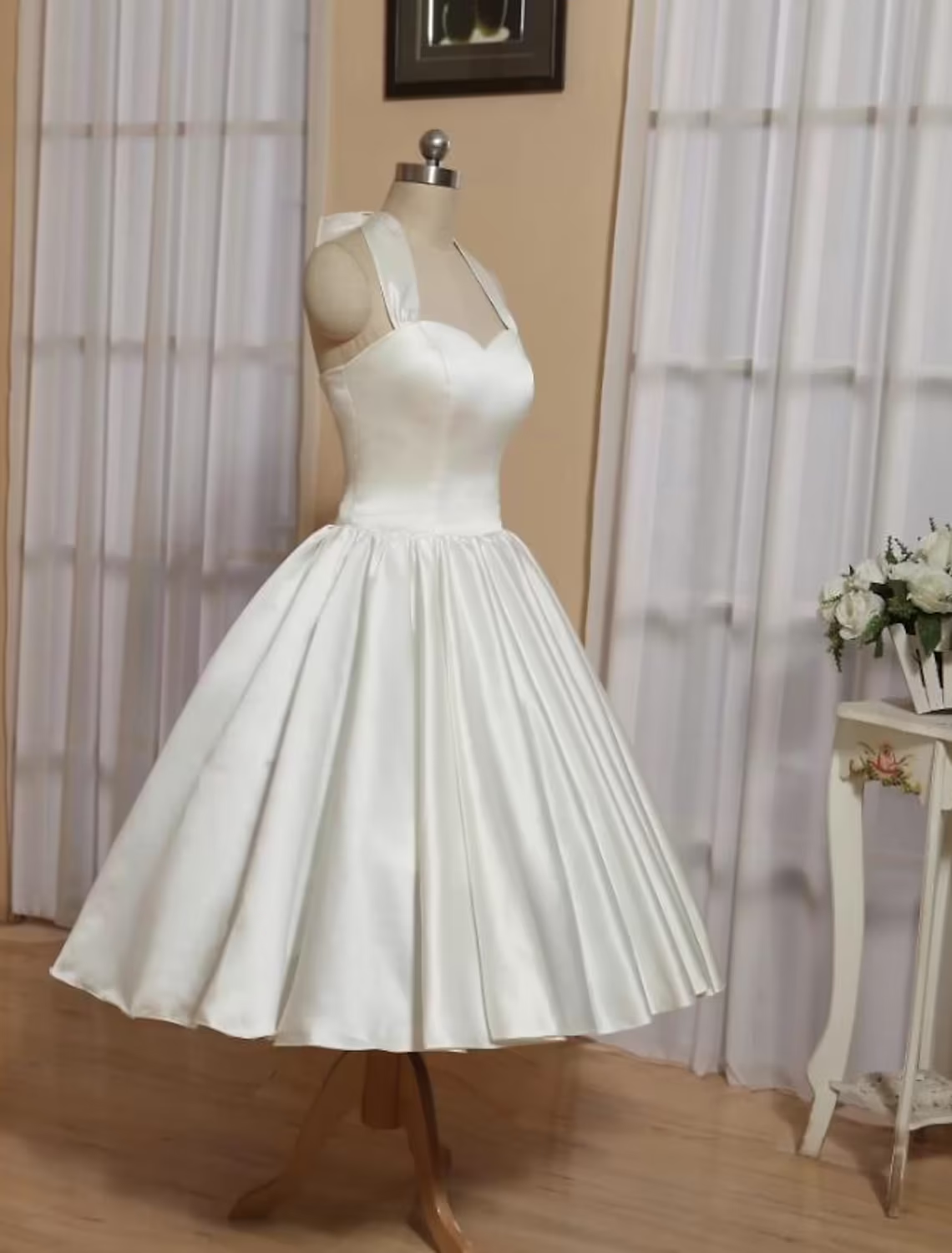 Ballkleid A-Linie Cocktailkleider Minimalistisches Kleid Verlobung Teelänge Ärmellos Neckholder Italien Satin mit Schmetterling Reine Farbe